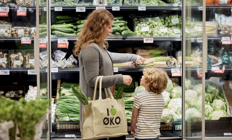 Et nyt pristjek fra Forbrugerrådet Tænk viser, at det er blevet noget dyrere at få økologisk frugt og grønt på tallerkenerne i de danske hjem.