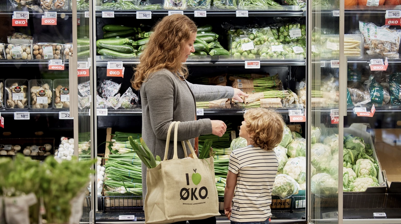 Et nyt pristjek fra Forbrugerrådet Tænk viser, at det er blevet noget dyrere at få økologisk frugt og grønt på tallerkenerne i de danske hjem.