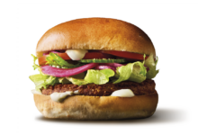Du bliver ikke høj på burgeren, men på smagen, lover Sunset Boulevard i en pressemeddelelse. Fastfoodkæden lancerer nu en vegetarisk burger med hampefrø.