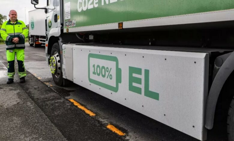 Tre nye Arla el-lastbiler skal nu supplere den første store el-lastbil i Danmark. Derfor bliver der fremover leveret meget mere mælk til københavnerne på grøn strøm.