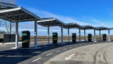 Snart kan elbiler lynlades ni steder langs Fynske Motorvej. Den nyeste med 16 ladepladser, der drives af Clever, er den første på en motorvejsrasteplads, men dem kommer der mange flere af.